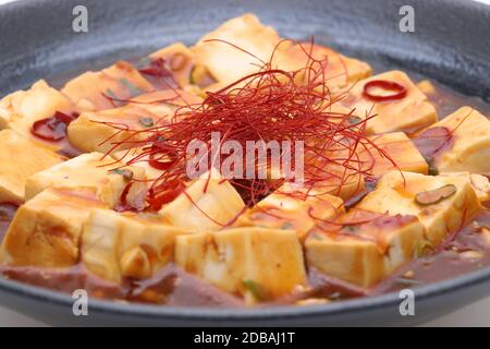 Nahaufnahme der chinesischen Küche mabo Tofu in einem Gericht Stockfoto