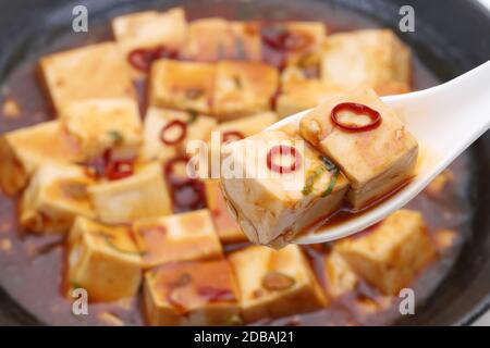 Nahaufnahme der chinesischen Küche, Mapo doufu mit Renge Stockfoto