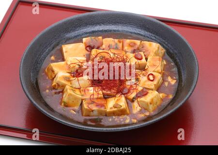 Chinesische Küche mabo Tofu in einem Gericht auf Holzplatte Stockfoto