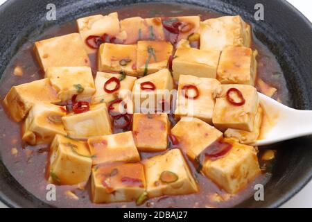 Nahaufnahme der chinesischen Küche Mapo Tofu in einem Gericht Stockfoto