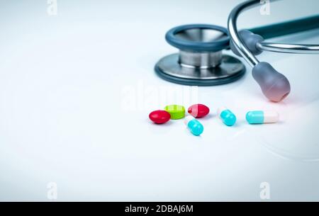 Stethoskop, Kapseln und Tabletten Pillen auf Arzt oder Krankenschwester. Gesundheits-check up. Gesundheitswesen und Medizin Hintergrund. Arzt Werkzeug für Stockfoto