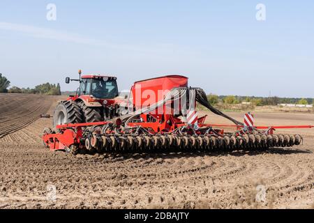 Traktor auf einem Bauernfeld Stockfoto