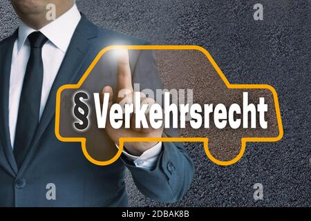 Verkehrsrecht (im deutschen Verkehrsrecht) Auto Touchscreen wird von Mann-Konzept betrieben. Stockfoto