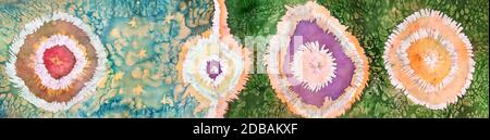 Abstraktes Muster in Krawatte-Farbstoff und heiße Batik-Technik auf farbigen Seidenschal isoliert handgefertigt Stockfoto