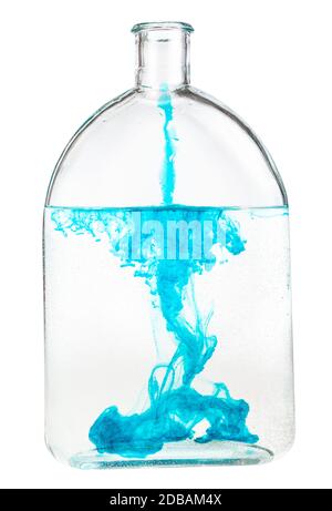 Blaue Tinte löst sich in Wasser in der Flasche auf weißem Hintergrund isoliert Stockfoto