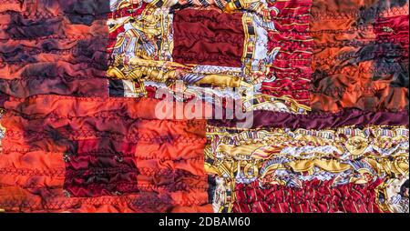 Ornament von genähten zerknittert rot braun Patchwork Schal Stockfoto