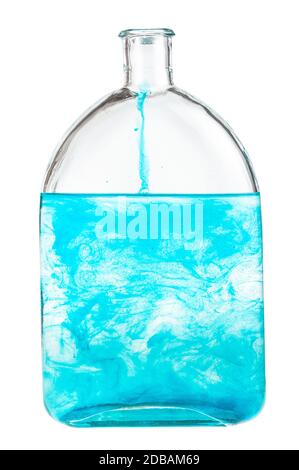 Blauer Farbstoff löst sich in Wasser in der Flasche auf weißem Hintergrund isoliert Stockfoto