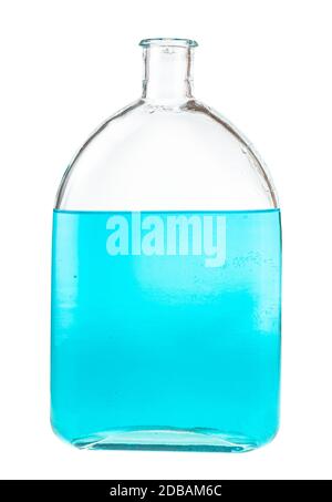 Blaue Tintenlösung in Wasser in Glasflasche isoliert auf weißem Hintergrund Stockfoto