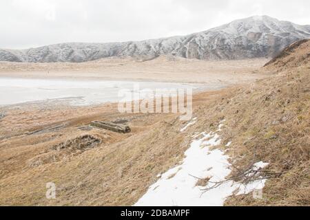 Mount Aso und Kusasenri im Winter. Bedeckt von goldgelbem Grasland - Kumamoto, Japan Stockfoto