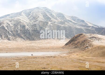 Mount Aso und Kusasenri im Winter. Bedeckt von goldgelbem Grasland - Kumamoto, Japan Stockfoto