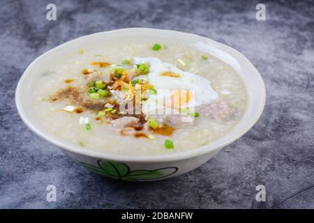 Congee, Reisbrei mit Schweinehack, gekochtes Ei, tolles Frühstück. Stockfoto