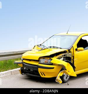 Vorderansicht des gelben Auto Autobahn abgestuerzt Stockfoto