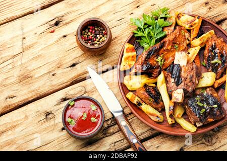 Köstliche gegrillte Kalbsrippchen, gebratene Rinderrippen.BBQ gegrillte Rippchen Stockfoto