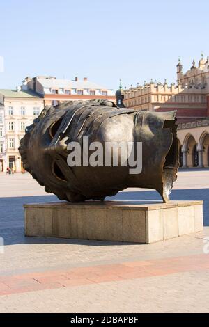 Krakau; Polen - 24. März; 2020: Hauptmarkt, eine verlassene Stadt wegen der Coronavirus-Epidemie, keine Touristen. Igor Mitoraj Skulptur. Geschlossener Stat Stockfoto