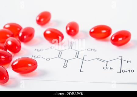 Vitamin Coenzym Q10 mit chemischer Formel auf weißem Hintergrund. Um Alterung zu verhindern. Pillen und Medizin Stockfoto