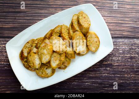 Thai würzigen Würstchen, von gehacktes Schweinefleisch mit einer Vielzahl von Zutaten, die es mit Aroma verpackt gemischt, und gibt es einen einzigartigen Duft. Stockfoto