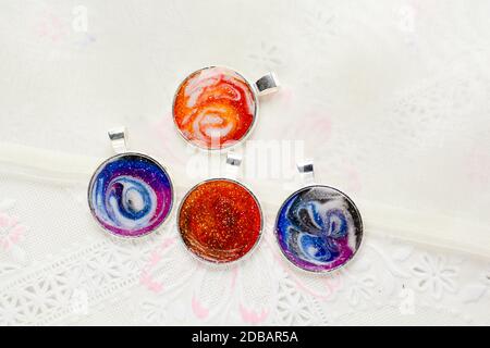 Galaxy trinken Erstellen Achterbahnen mit Harz, Glitter und Pigment Pulver, handgefertigte Produkte. Geeignet für Schlüsselbunde, Halskette und Anhänger. Stockfoto