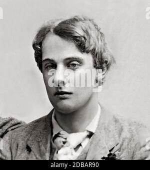 1893 , Mai , Oxford , England : der junge Dichter Liebhaber Lord ALFRED DOUGLAS ( Bosie ) ( 1870 - 1945 ) Liebhaber der irischen Schriftsteller und Dramatiker OSCAR Wilde ( 1854 - 1900 ), Foto von Gillman & Co., Oxford . - SCRITTORE - LETTERATURA - LITERATUR - POET - POESIA - DRAMMATURGO - Dramatiker - Theaterautor - TEATRO - THEATER - POESIE - Cravatta - Krawatte - Kragen - colletto - fazzoletto nel taschino - pochette - DANDY - GAY - LGBT - HOMOSEXUALITÄT - HOMOSEXUELL - omosessuale - omosessualità - grüne Nelke - garofano verde - paglietta - pantaloni bianchi - weiße Hose - sigaretta - Zigarette - f Stockfoto