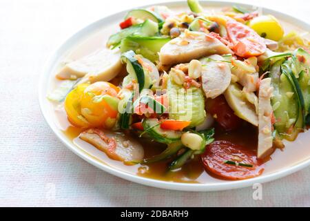 Gurkensalat mit konservierten Schweinefleischwürsten, Thai beliebte Lebensmittel namens Som TUM Tang, heiß und würzig, gemischtes Gemüse. Stockfoto