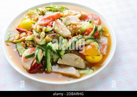 Gurkensalat mit konservierten Schweinefleischwürsten, Thai beliebte Lebensmittel namens Som TUM Tang, heiß und würzig, gemischtes Gemüse. Stockfoto