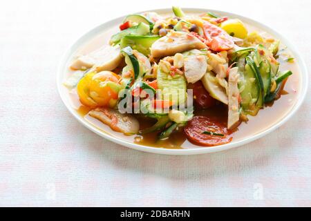 Gurkensalat mit konservierten Schweinefleischwürsten, Thai beliebte Lebensmittel namens Som TUM Tang, heiß und würzig, gemischtes Gemüse. Stockfoto