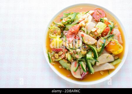 Gurkensalat mit konservierten Schweinefleischwürsten, Thai beliebte Lebensmittel namens Som TUM Tang, heiß und würzig, gemischtes Gemüse. Stockfoto