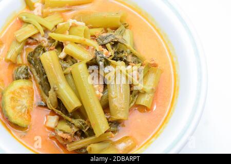 Rote Curry mit Schweinebauch und Wasserspinat (Gang Tay Po), ein Kokosmilch-Curry mit süßem, saurem und mildem Geschmack. Und riecht gut von Kaffir-Kalk. E Stockfoto