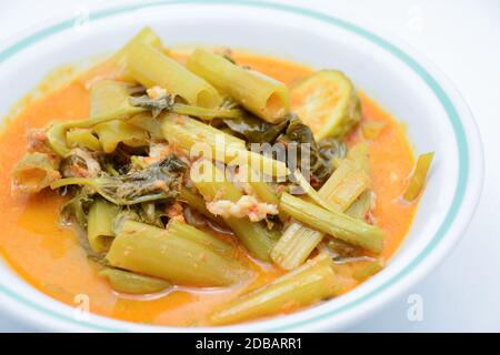 Rote Curry mit Schweinebauch und Wasserspinat (Gang Tay Po), ein Kokosmilch-Curry mit süßem, saurem und mildem Geschmack. Und riecht gut von Kaffir-Kalk. E Stockfoto