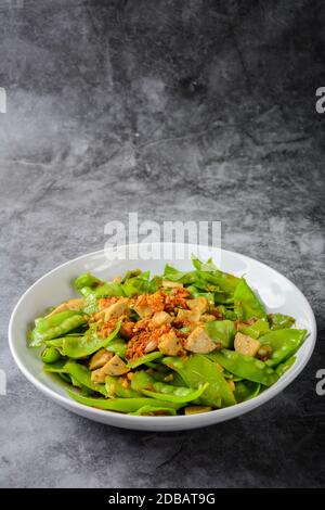 Pfannengerichte Zuckerschoten mit vietnamesischen gegrillte Wurst aus Schweinefleisch, Auffüllen mit knusprig gebratene Schalotten und Knoblauch Stockfoto