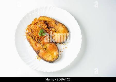 Tiefgebratene Pangasius Fisch mit schwarzem Pfeffer Knoblauch und Fischquelle, schnell und einfach Gericht. Stockfoto