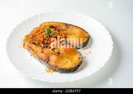 Tiefgebratene Pangasius Fisch mit schwarzem Pfeffer Knoblauch und Fischquelle, schnell und einfach Gericht. Stockfoto