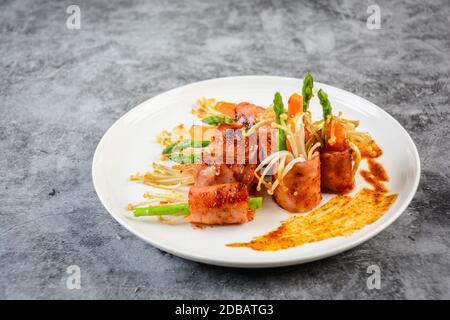 Speck umwickelt Gefüllte Champignons, der beliebte gefüllte Pilz ist durch Umwickeln mit einer Scheibe Speck zu neuen Höhen. Einfach, wird aber in der Schmelze Stockfoto