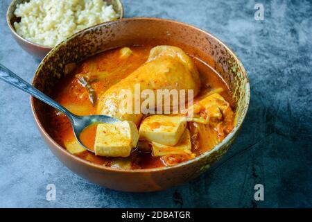 Koreanische traditionelle Kimchi-Suppe mit Huhn und weichem Tofu Stockfoto