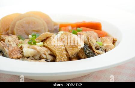 Lachs in Soja-Quelle mit Gemüse, Fisch-Klauensuppe Stockfoto