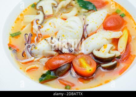 Kalmare und Zitronengras würzige Suppe mit Pilzen, Tomaten und Kräutern Stockfoto