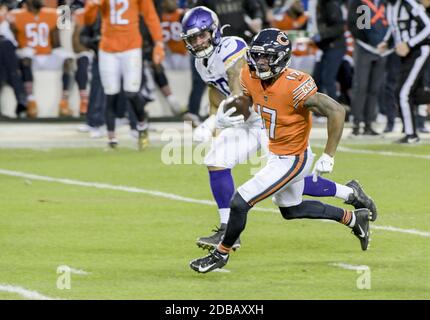 Chicago, Usa. November 2020. Chicago Bears Wide Receiver Anthony Miller (17) schiebt den Ball im zweiten Quartal gegen die Minnesota Vikings auf Soldier Field in Chicago am Montag, 16. November 2020. Foto von Mark Black/UPI Kredit: UPI/Alamy Live News Stockfoto