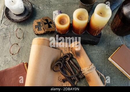 Alte Schlüssel und Symbole in Holz und mit wenig Tageslicht Stockfoto