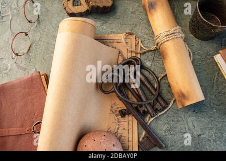 Alte Schlüssel und Symbole in Holz und mit wenig Tageslicht Stockfoto