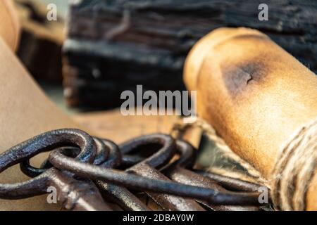 Alte Schlüssel und Symbole in Holz und mit wenig Tageslicht Stockfoto