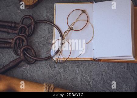 Alte Schlüssel und Symbole in Holz und mit wenig Tageslicht Stockfoto