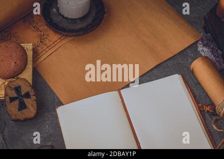 Alte Schlüssel und Symbole in Holz und mit wenig Tageslicht Stockfoto