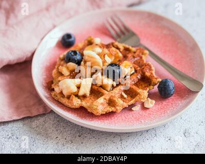 Einfache gesunde glutenfreie Haferwaffeln mit Kopierplatz. Appetitliche hausgemachte Waffeln mit Hafermehl verzierten Heidelbeeren, auf Tellern über hellgrauem ceme Stockfoto