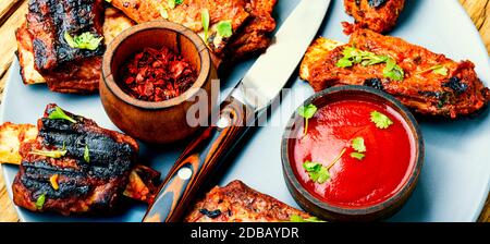 Köstliche gegrillte Kalbsrippchen, gebratene Rinderrippchen Stockfoto