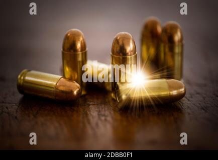 Goldene Kugeln auf Holzoberfläche Stockfoto