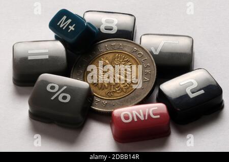 Polnische Münze mit Taschenrechner-Tasten Stockfoto
