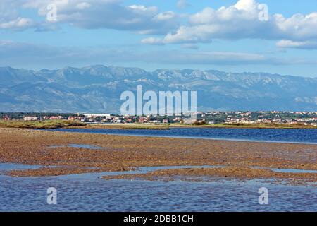 Teil von Queen's Strand bei Flut unter Wasser, Sand Strand in Nin, Kroatien Stockfoto