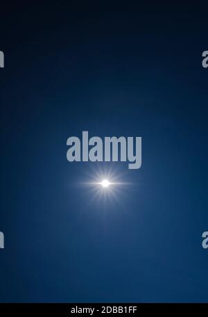 Sonne scheint auf klaren blauen Himmel Stockfoto