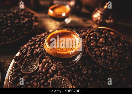 Frisch gebrühter Espresso in doppelwandigen Schnapsgläsern Stockfoto