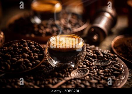 Kaffeebraukonzept. Espresso in Glas und Kaffeebohnen Stockfoto