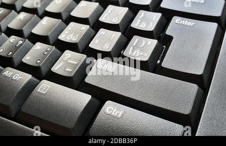 Nahaufnahme der schwarzen Tastaturtasten. Selektiv auf Vordergrund fokussiert, Umschalttaste. Stockfoto